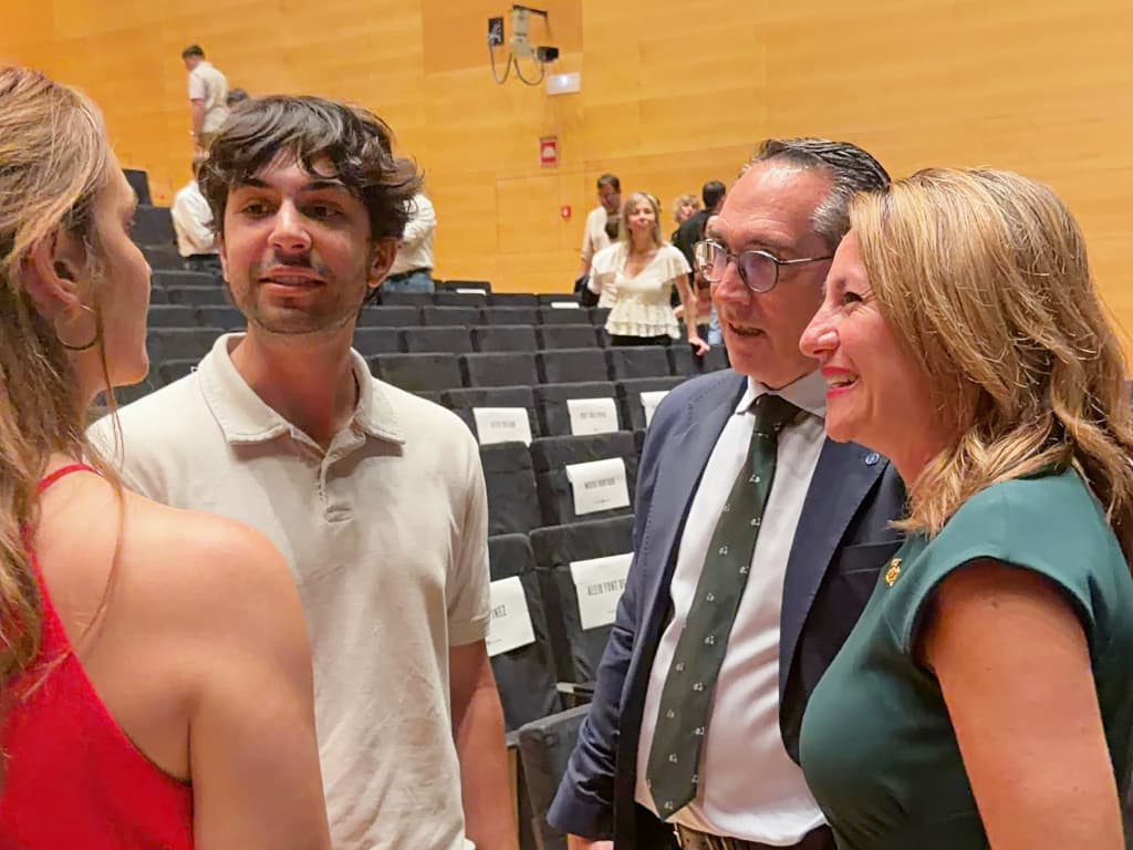 Ignasi Tormo conversando con representantes institucionales durante la gala