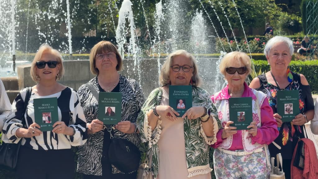 Algunas de las presidentas de centros municipales, que participaron en el proyecto de VersedIA, sujetando sus libros de vida
