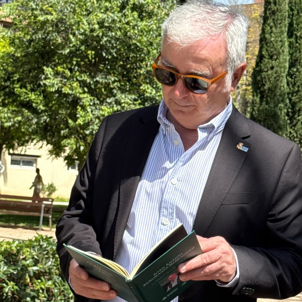 Presidente de un centro municipal de mayores leyendo su biografía