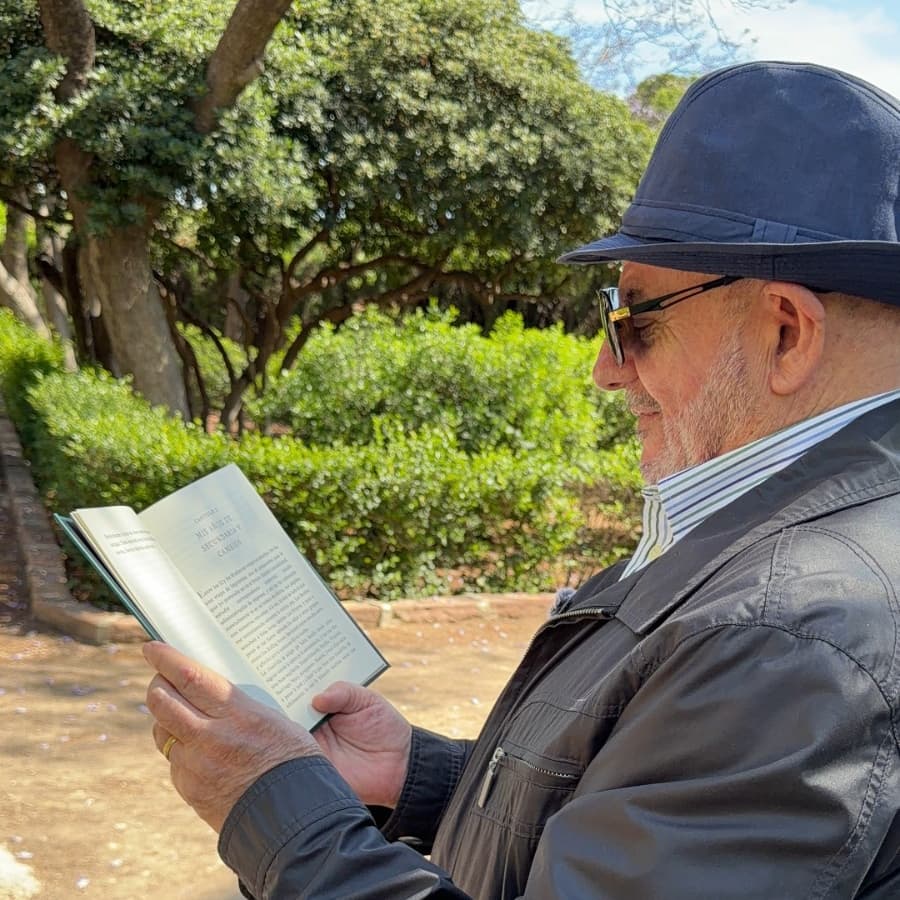 Presidente de un centro municipal de mayores, sonriendo, leyendo su biografía