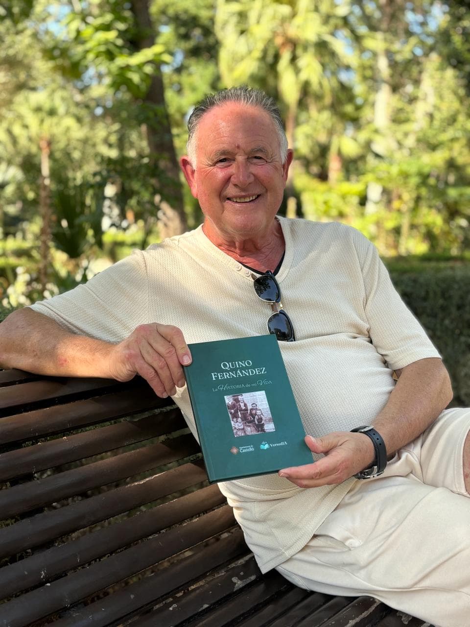Quino Fernández, veí de Castelló, somrient amb la seua biografia impresa a les mans