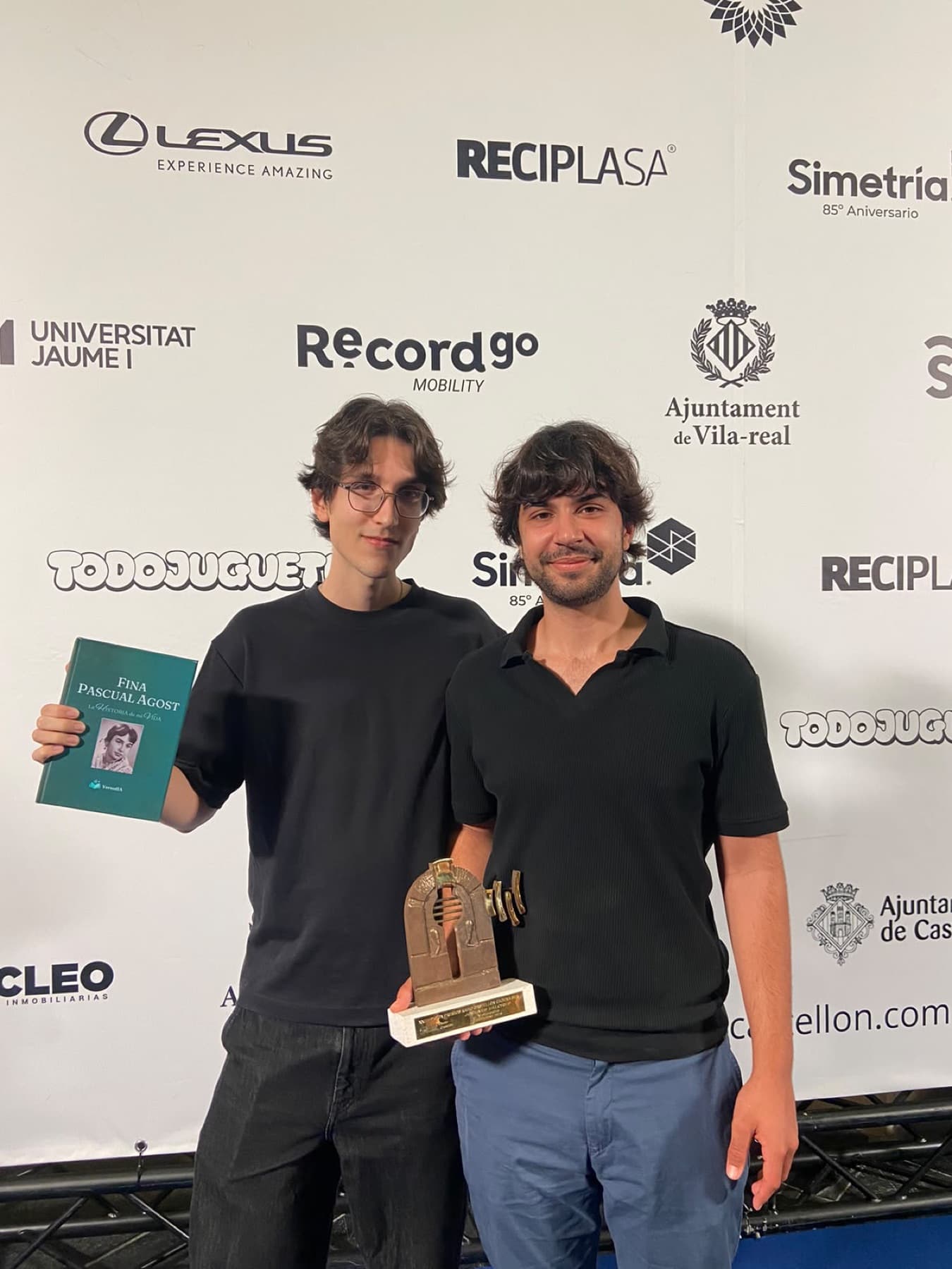 Equipo de Versedia en el photocall de los Premios Radio Castellón con el premio y una biografía
