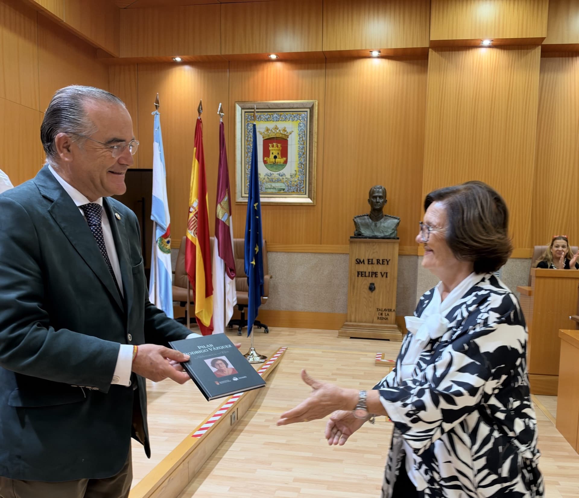 Entrega de una biografía de Talavera Recuerda en el salón de plenos