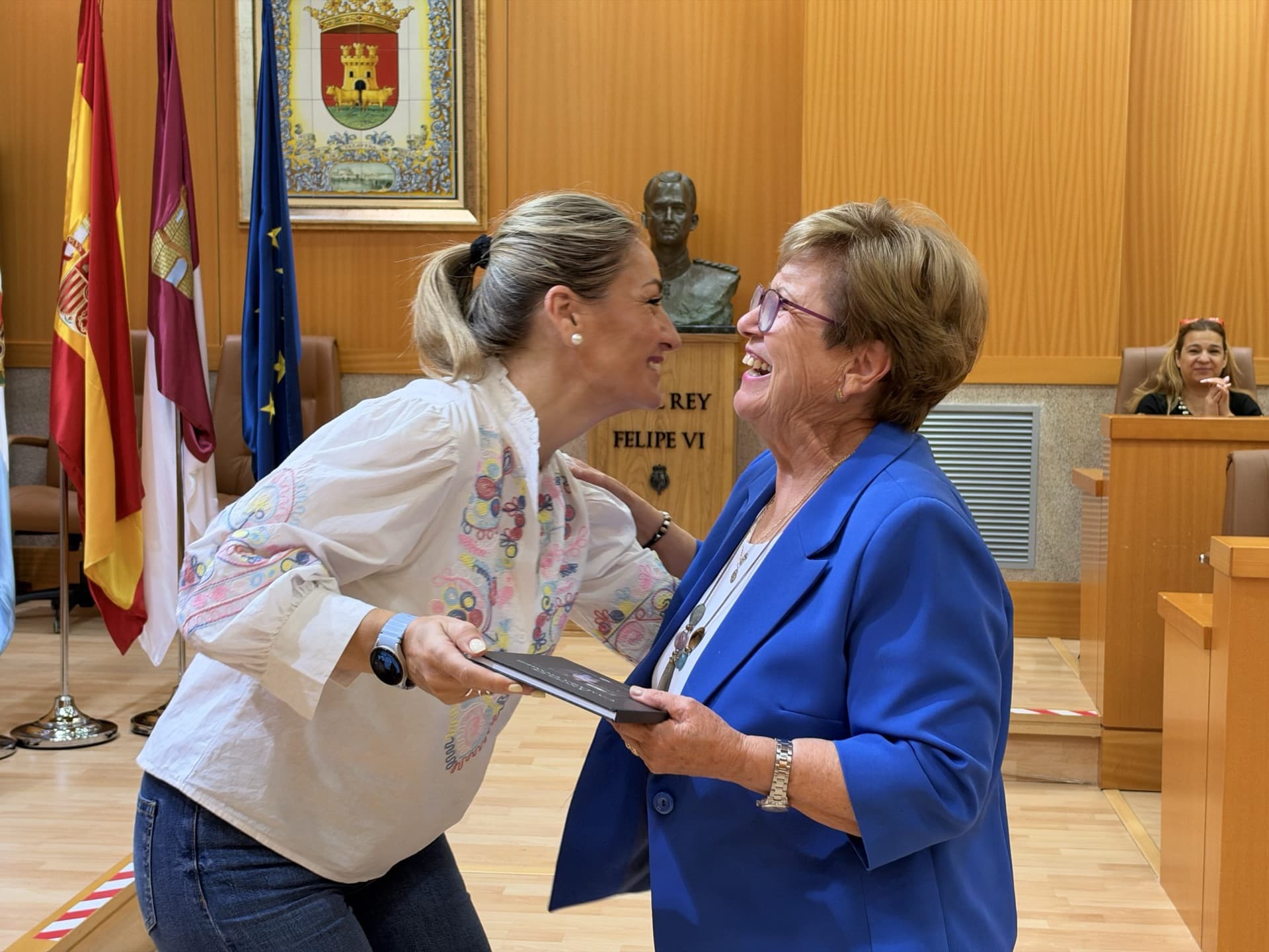 Una participante sonríe al recibir su biografía