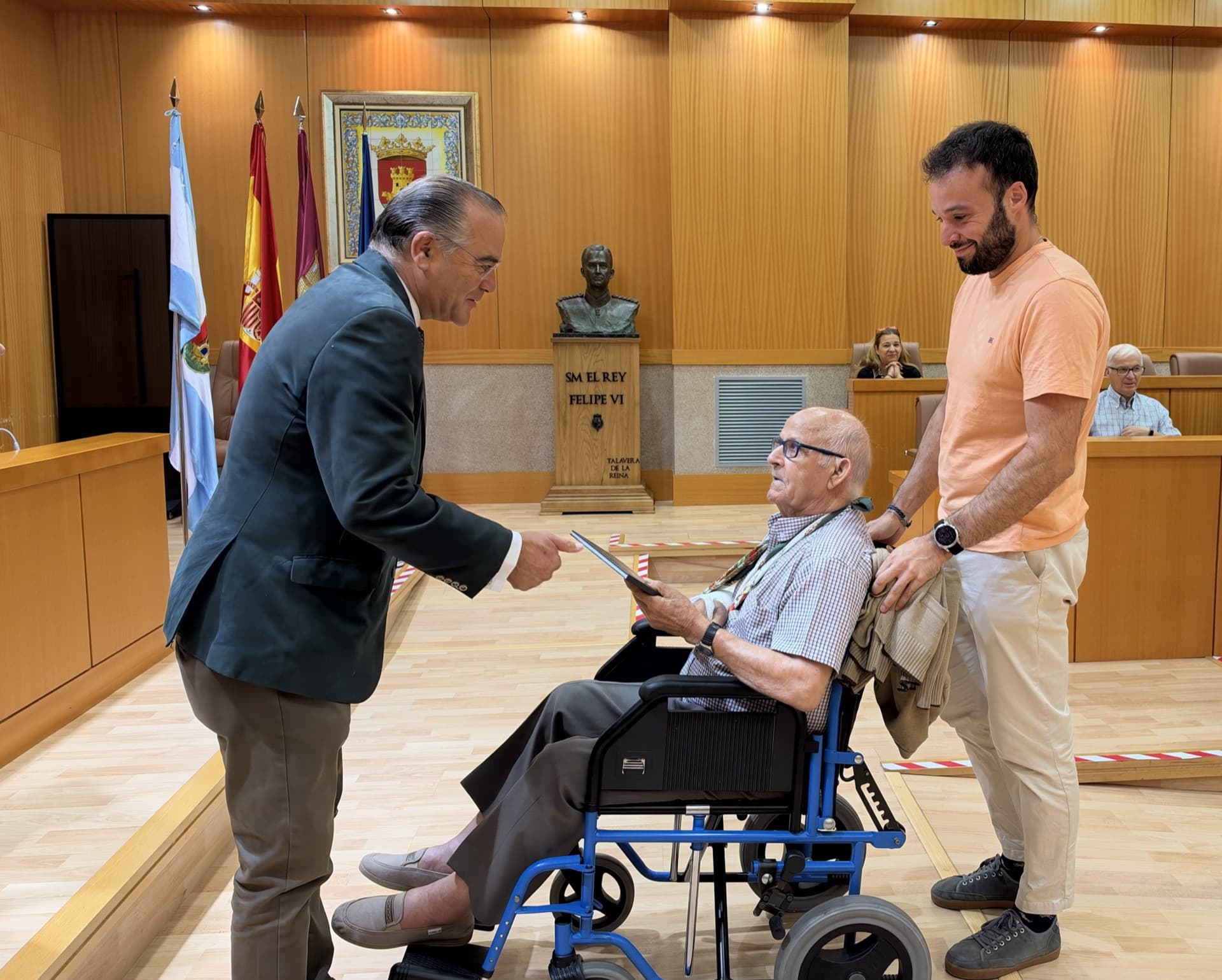 Un participante recibe su biografía de Talavera Recuerda