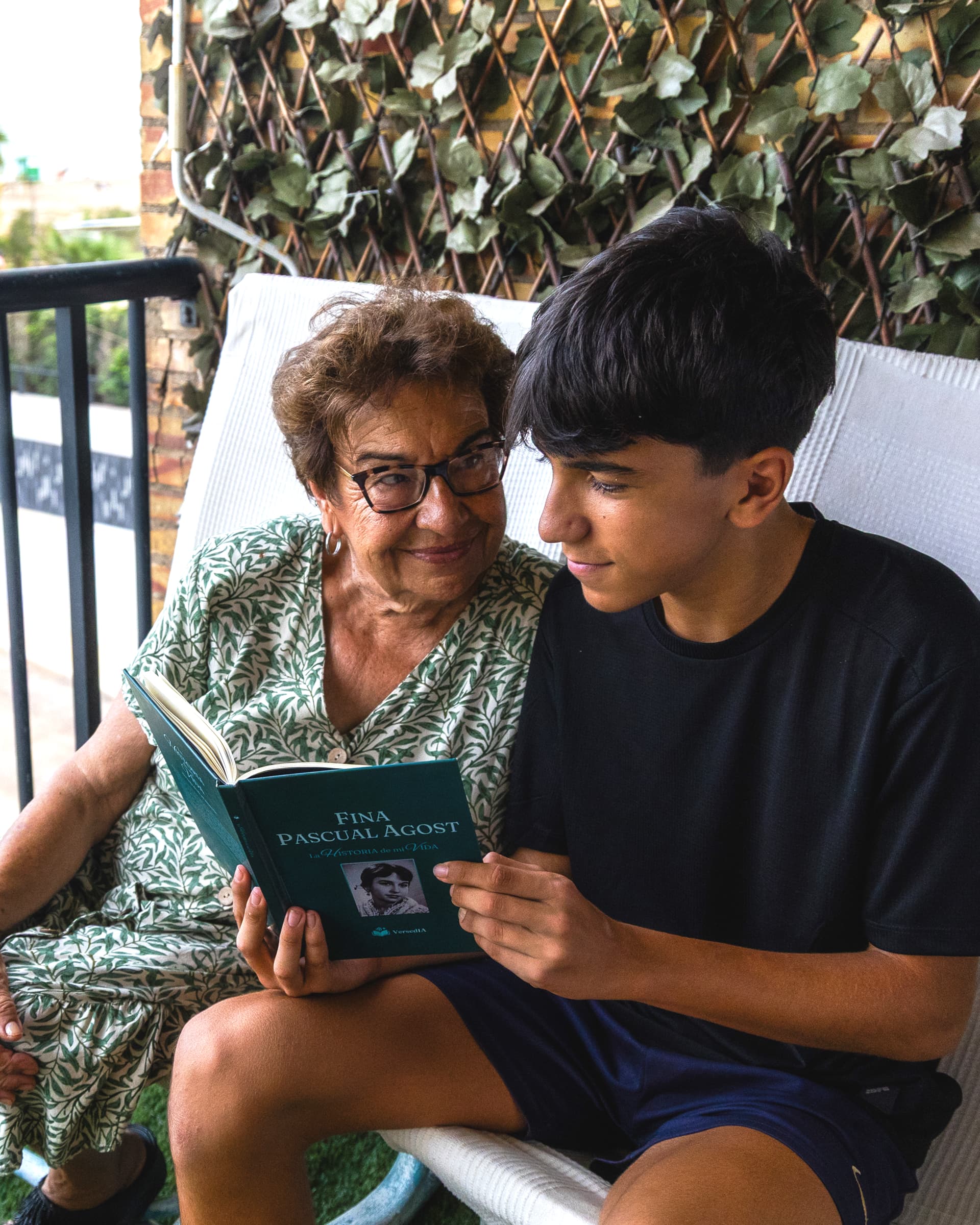Abuela y nieto leyendo juntos el libro de su vida