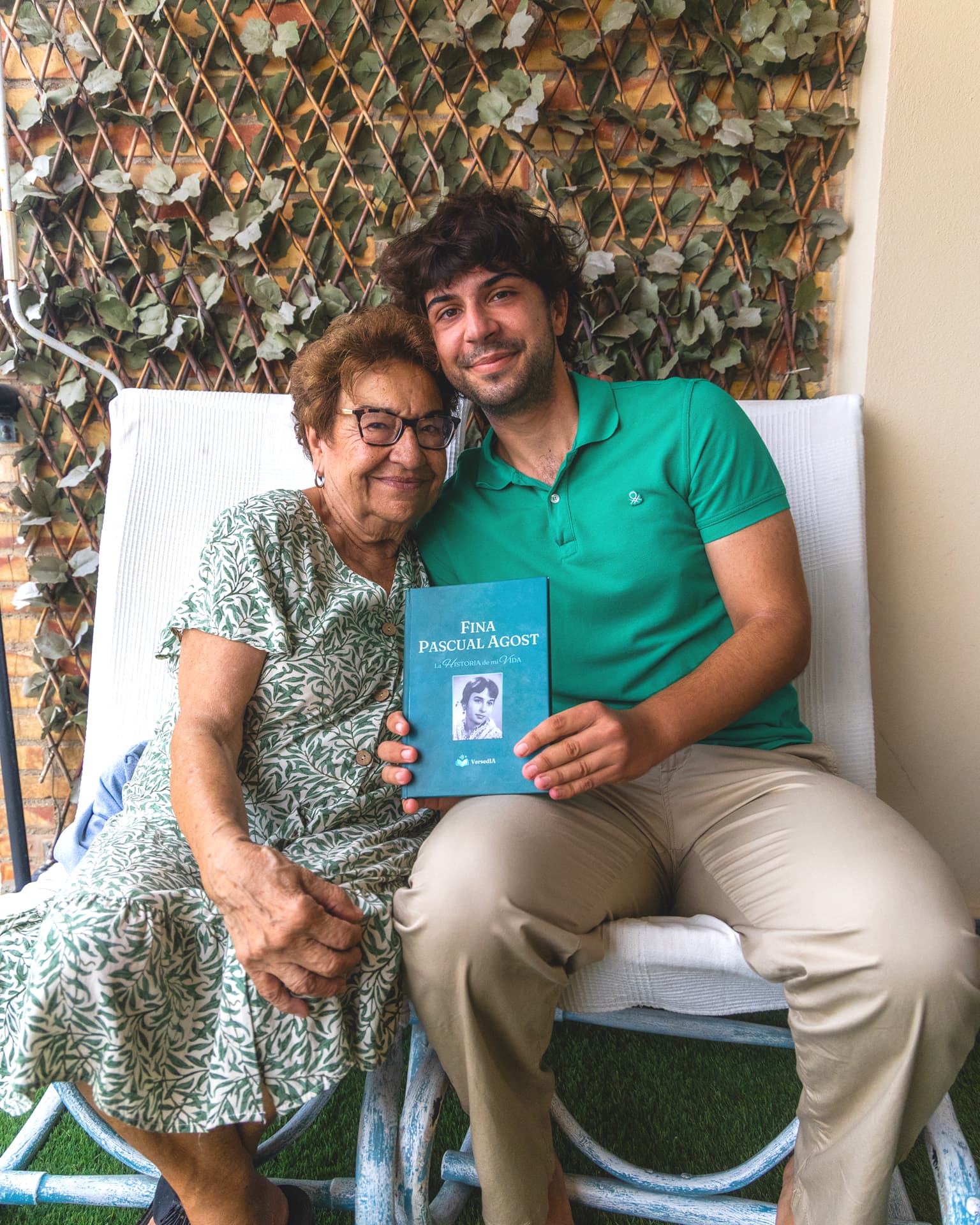 Abuela y nieto sentados juntos con el libro de su vida