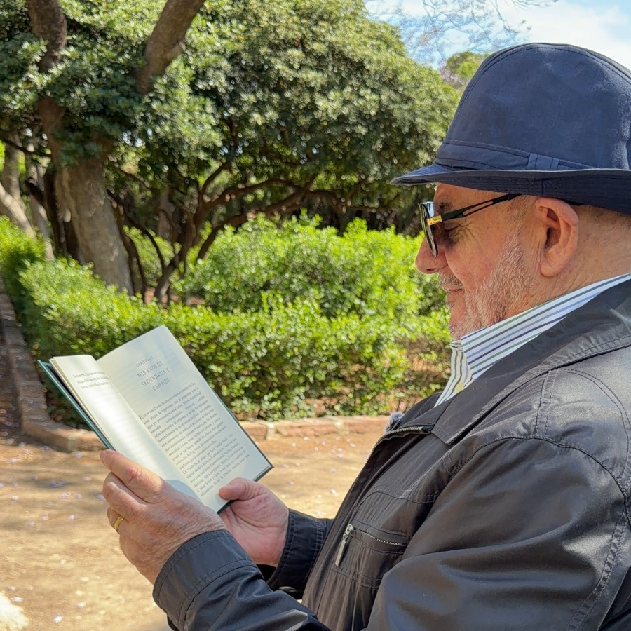 Presidente de un centro municipal de mayores, sonriendo, leyendo su biografía