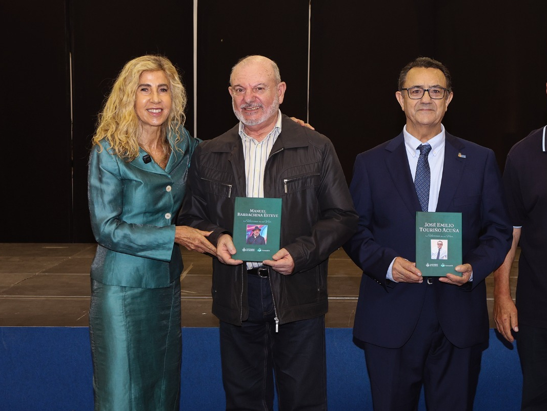 Entrega de biografías de vida a presidentes de centros municipales de mayores de Valencia